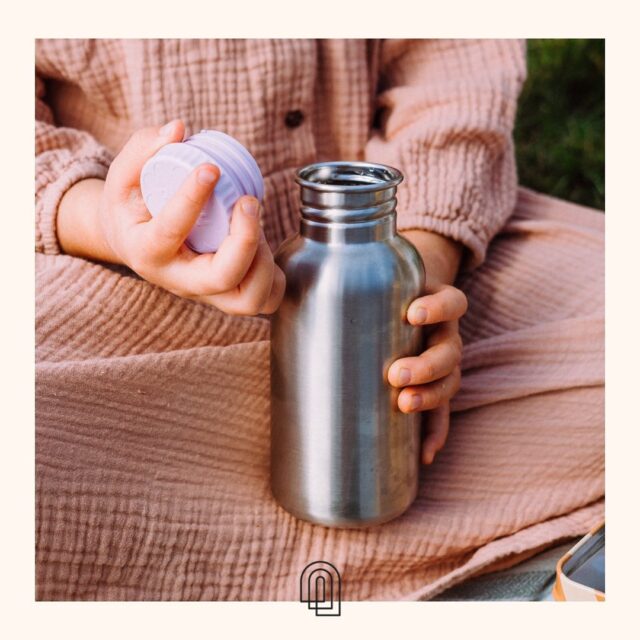 Drinkflessen van Blafre: praktisch én stylish! 🌈 NIEUW zijn de grote drinkflessen van 750ml. Ideaal voor papa’s en mama’s. Tap to shop en vind de favoriete kleur voor je kindje en voor jezelf. 😉

• Gemaakt van gerecycled roestvrij staal. Het duurzame alternatief voor plastic flessen.
• Ultralicht
• Verkrijgbaar in alle kleuren van de regenboog.
• Lekvrije draaidop (BPA-vrij). 
• Drie formaten: 300ml (voor je peuter), 500ml (ideaal voor schoolkinderen) en 750ml (voor ouders).
• Tuitdop (BPA-vrij) apart verkrijgbaar.
• Makkelijk schoon te maken. Kan in de vaatwasser.
• Gemaakt in Noorwegen. 

#blafre #blafredesign #drinkfles #waterfles #drinkhealthy #drinkware #schoollunch #schoolitems #backtoschool #backtowork #steelbottles #dreumesenzo