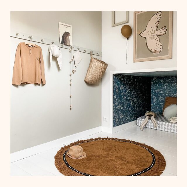 Inspiratie ꕥ|| Even een aantal sfeerbeelden om te laten zien hoeveel warmte en gezelligheid een vloerkleed aan de baby- of kinderkamer geeft! 

De vloerkleden van @tapispetit hebben prachtige kleuren, zijn heel mooi afgewerkt met een vrolijke bies en franjes, handgemaakt van 100% katoen én ze kunnen in de wasmachine! Hoe ideaal! Niet te vergeten: ze zijn ook nog eens heerlijk zacht om op te kruipen, liggen en spelen. 

》Alle vloerkleden zijn weer aangevuld en het vrolijke vloerkleed met speelse schuine strepen shop je nu voor 39,95!

Ga jij voor een rond of rechthoekig vloerkleed?

#babykamerinspiratie #babykamerstyling #babykamer #kinderkamerinspiratie #kinderkamerinrichting #kinderkamer #kinderkamerdecoratie #vloerkleed #vloerkleedinspiratie #kidsroomkiekjes #tapispetit #dreumesenzo