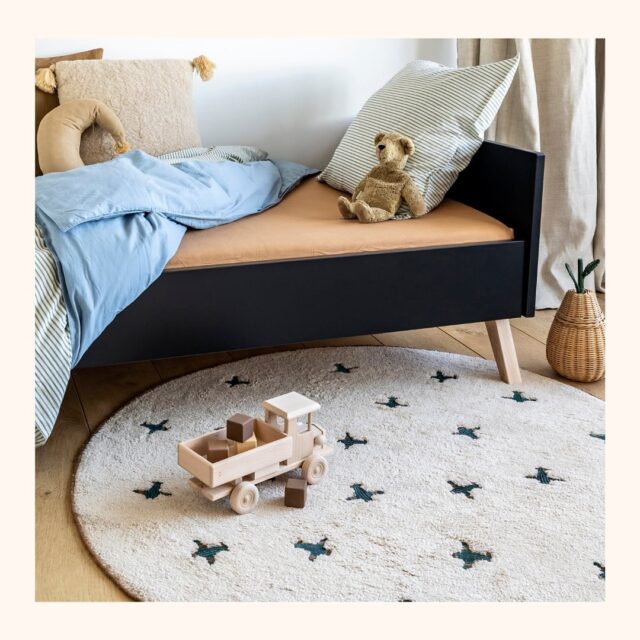 •• Warme voetjes ••

Het is bijna winter en dat is wel te merken. Het wordt steeds frisser buiten én binnen voelen de vloeren kouder aan. Hoe lekker is het dan voor je kindje om uit bed te stappen op een warm en ongelooflijk zacht vloerkleed. ☁️

Kies bijvoorbeeld voor dit stoere ronde vloerkleed van @tapispetit. Vloerkleed Jort heeft een warme beige basiskleur met blauwe geborduurde vliegtuigjes. ✈️

#kindervloerkleed #vloerkleedinspiratie #slowlivinginterior #kinderkamerinspiratie #kinderkamerdecoratie #jongenskamer #kidsroominspo #kidsroomdecor #boysroomdecor #kidsroomkiekjes #babykamerinspiratie #babykamerstyling #tapispetit #dreumesenzo