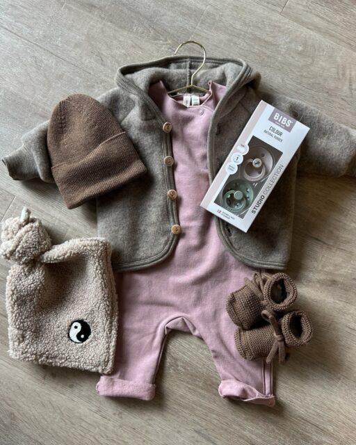 •• De herfstcollectie komt binnen in stijl ••
Wauw! Dit zijn de nieuwe kleuren van Gray Label - Woody en Berry. 🌳🍇 Perfect om te mixen met andere merken óf om all-in @gray_label te gaan. Welke look je ook kiest, comfort en stijl zijn gegarandeerd. 

Nu beschikbaar — en geloof ons: deze kleuren wil je gewoon meteen in huis halen.

#babykledinginspiratie #babyfashion #babystyle #babymode #duurzamebabykleding #kinderkledingstyling #kidsfashiondaily #graylabel #dreumesenzo