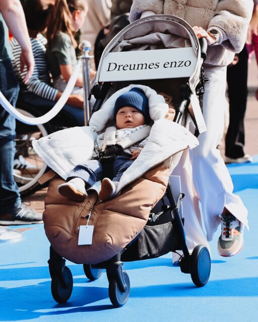 •• Kleine sterren op de catwalk ••
Wat een dag! Afgelopen zondag stond Borne helemaal in het teken van het Lifestyle Event. Onze modeshow bracht vrolijke stapjes, stralende gezichtjes en vanaf de zijlijn klonk het steeds: wat schattig! 🥹
Met een grote glimlach kijken we terug en vol enthousiasme vooruit naar alles wat het najaar brengt. 🍂✨  📷 Foto’s: gemaakt door mijn lieve papa 
#modeshow #babyboetiek  #borneboeit #babymode #babyfashion #babykledinginspiratie #duurzamebabykleding #dreumesenzo #kinderkledingstyling #kidsfashiondaily #kindermode #dreumesenzo
