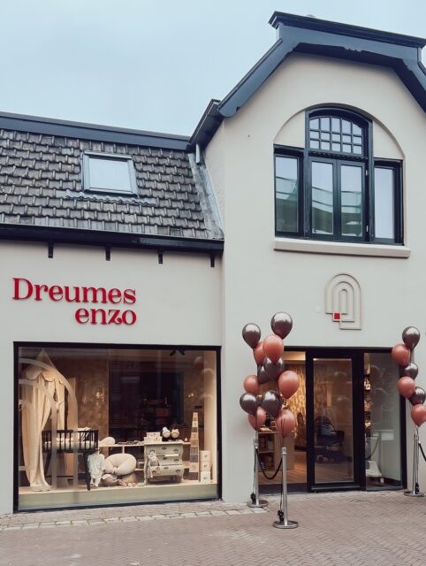 •• 1 jaar babyboetiek Dreumes enzo •• 
Een jaar geleden werd mijn grote droom werkelijkheid: naast de webshop opende ik de babyboetiek.🎈Wat een jaar is het geweest… 💛

Zoveel mensen die vanuit heel Twente (soms wel een half uur rijden) speciaal naar de boetiek komen om te kijken, voelen en passen – dat raakt me echt! 

In één jaar tijd heb ik zóveel vaste klanten mogen krijgen. Je leert de gezinnen kennen, wie bij wie hoort, broertjes en zusjes, opa’s en oma’s… Soms ben ik zelfs één van de eersten die hoort dat er een kleintje op komst is, omdat jullie iets moois komen uitzoeken om de zwangerschap mee aan te kondigen.

Ik zie buikjes groeien, leef een stukje met jullie mee… en na een tijdje komen jullie je grootste trots laten zien. Dan liggen er ineens baby’s in het ledikant in de boetiek, lekker te spelen of even een nieuw outfitje te passen. Sommige kleintjes komen nu terug, helemaal in Dreumes outfit. Hoe bijzonder is dat? 🥹✨

Maar het allermooiste van alles? De gesprekken met jullie. De bijzonder mooie verhalen. Maar soms ook de hele verdrietige. Dat jullie die met mij delen, voelt als een groot vertrouwen.

Dank, dank, dank voor alle energie die jullie mij geven, elke keer dat jullie binnenstappen, een bestelling plaatsen of een lief berichtje sturen.

In de comments vertel ik je graag meer over het afgelopen jaar en wat het voor mij betekent. ⤵️