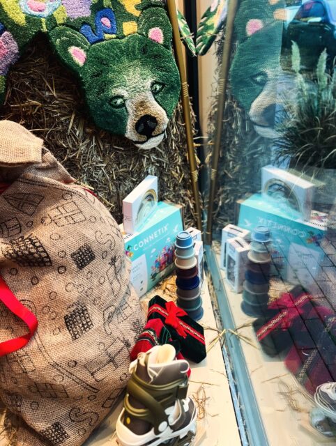 •• Welkom Sint en Piet! •• 

🎁 Etalage door Jeanne van @peppershouseofcreations 🌶️

#welkomsinterklaas #schoencadeautjes #cadeautjestijd #sinterklaas #pakjesavond #dreumesenzo