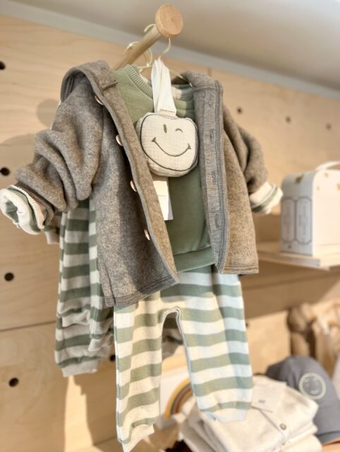 •• Lente setjes voor jongens 🌿☀️•• 
De lente is begonnen… en dat blijft altijd een beetje zoeken. Frisse ochtenden en een zacht zonnetje in de middag – laagjes zijn ideaal. ☀️
Een vestje, een wolletje of een dun jasje dat je makkelijk aan en uit doet. 
Daarom hebben wij onze favoriete setjes voor jongens van 0 t/m 4 jaar voor je verzameld 💛 
Dit seizoen zien we veel mooie trends: ▫️ Rustige, natuurlijke tinten zoals zand, olijf en lichtblauw ▫️ Fijne setjes (co-ords) die je eindeloos kunt mixen & matchen ▫️ Denim en losse fits die lekker zitten. ▫️ En natuurlijk… sjaaltjes als perfecte finishing touch. 
Alles draait om comfort en bewegen, maar dan wél in stijl. 
Welke set is jouw favoriet? 

#jongenskleding #babykleding #lentesetjes #lenteoutfits #kidsfashion #babyoutfit #laagjeslook #kinderkleding #mixandmatch #dreumesenzo