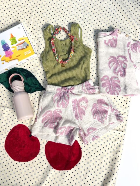 •• Nieuwe zwemcollectie van Salted Stories ☀️🕶️ ••
Denk aan warme zomeravonden, zachte zeebriesjes en eindeloze strand- én zwembaddagen. De nieuwe collectie van Salted Stories neemt je mee naar die fijne momenten. 🐚🤍

Warme sunset kleuren en speelse prints, mooi te combineren met luchtige kleding en accessoires voor een complete look.🌿 En hoe leuk: er zijn ook matchende items voor papa & mama 🤎

Extra fijn: De zwemkleding is gemaakt van UPF50+ stof en blokkeert minstens 98% van de UV-straling. Zo genieten ze fijn beschermd van elke zonnige dag. ☀️ 🏖️

Shop jouw favorieten op tijd! 

#summervibes #kidsswimwear #zwembroek #badkleding 
#zwemkleding  #zomercollectie #stranddagen #zwembadplezier #babykleding #kinderkleding #twinning #familymatching #saltedstoriesnl #dreumesenzo