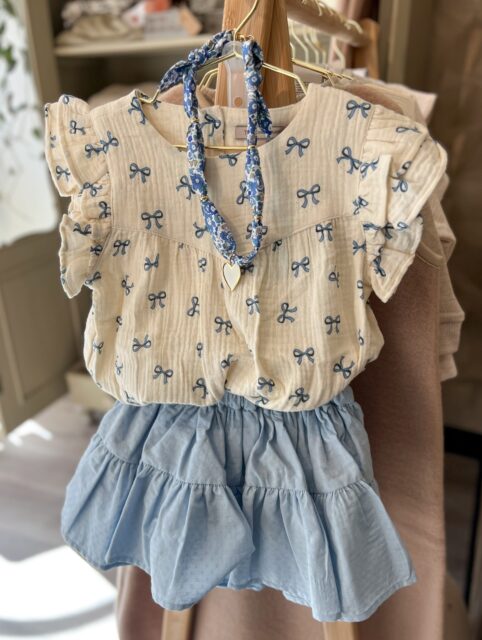 •• Lente setjes voor meisjes 🌸 ••

De zonnige dagen zijn er weer… en wat is het genieten! ☀️ Tijd voor fijne, luchtige outfits die perfect passen bij dit seizoen.

Wij hebben de leukste setjes voor meisjes van 0 t/m 4 jaar voor je verzameld. 💛

Wat we veel terugzien dit seizoen: • Zachte, lichte tinten • Frisse kleuren zoals butter yellow
• Luchtige stofjes die fijn dragen
• Mooie setjes met subtiele details

Heerlijk genieten van het seizoen 🌿

Welke look is jouw favoriet? 🤍

#meisjeskleding #babykleding #kidsfashion #mixandmatch #dreumesenzo