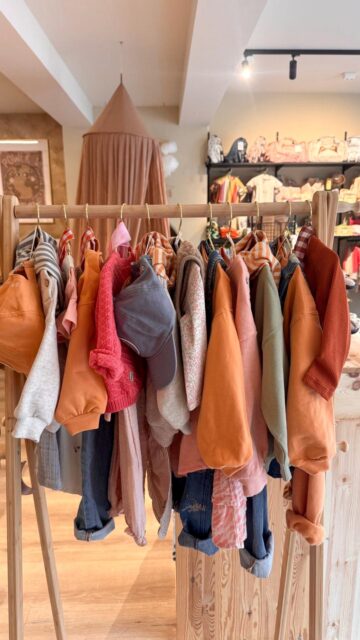 •• Een vleugje oranje 🧡 ••

Koningsdag komt eraan… en hoe leuk is het om een subtiel vleugje oranje toe te voegen het outfit van je kindje. 👑
Van zachte tinten tot kleine details – mooi te combineren met de fijnste lente setjes.🌿

Wat is jouw favoriet voor Koningsdag? 🧡
#kidsfashion #koningsdagoutfit #lenteoutfits #koningsdag2026 #dreumesenzo
