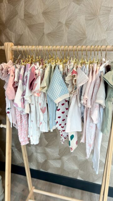 •• Zomerinspiratie voor meisjes ☀️••

Zachte kleuren, fijne combinaties en luchtige stoffen voor warme dagen. 🍒🩷🐚

Zie je een setje dat je leuk vindt? Stuur ons een berichtje en we sturen je de linkjes toe. 🫶🏻

#dreumesenzo #meisjeskleding #babykleding #zomerkleding #babyoutfit kidsfashion