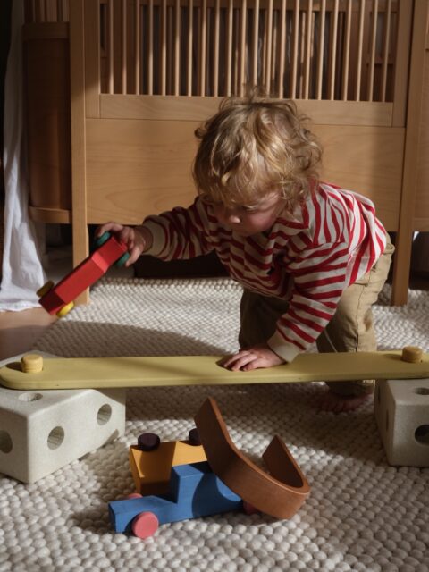 •• Nog meer bouwen, balanceren & spelen met MODU 💛 ••

Wat worden we hier enthousiast van!

Heb je al een MODU set in huis? Dan kun je deze nu uitbreiden met de nieuwe evenwichtsbalken. En dat maakt het speelplezier nóg groter.
Natuurlijk zijn de balken perfect om over te balanceren, maar kinderen bedenken er vaak zelf nog veel meer mee. Een brug, racebaan, hindernisbaan, winkeltje of zelfs een bankje – de mogelijkheden zijn eindeloos. 🌿

Dat is precies waarom wij enorm fan zijn van MODU. Het speelgoed groeit mee met de fantasie, leeftijd en ontwikkeling van je kind. Iedere keer ontstaat er weer een nieuw avontuur.

Wij horen in de boetiek vaak hoe enthousiast ouders en kinderen zijn over MODU. 🤍

Maar we zijn ook benieuwd naar jullie ervaringen. Heb je thuis een MODU set? Wat vindt jouw kind(eren) er het leukste aan? Laat het weten, want wie weet inspireert het ook andere ouders die MODU nog aan het ontdekken zijn. 🫶🏻 

📷 @ap.notte 

#modudk #openeindespeelgoed #duurzaamspeelgoed #montessorispeelgoed #spelenderwijsleren