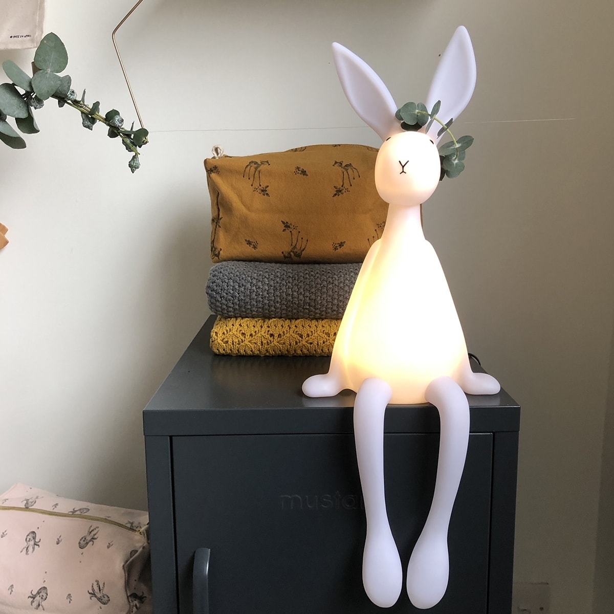 Tom Audreath media hardop Konijn lamp Joseph the Bunny | Rose in April | Dreumes enzo