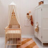 Tapis Petit vloerkleed Tim schuine streep roze en okergeel op babykamer