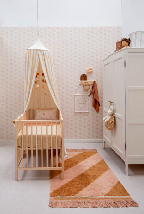 Tapis Petit vloerkleed Tim schuine streep roze en okergeel op babykamer