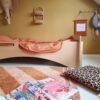 Tapis Petit vloerkleed Tim schuine streep roze en okergeel op kinderkamer