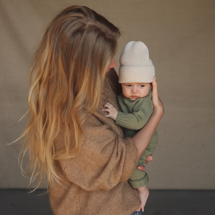 Hvid baby beanie fonzie newborn cream