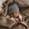 Hvid baby beanie fonzie newborn grey melange
