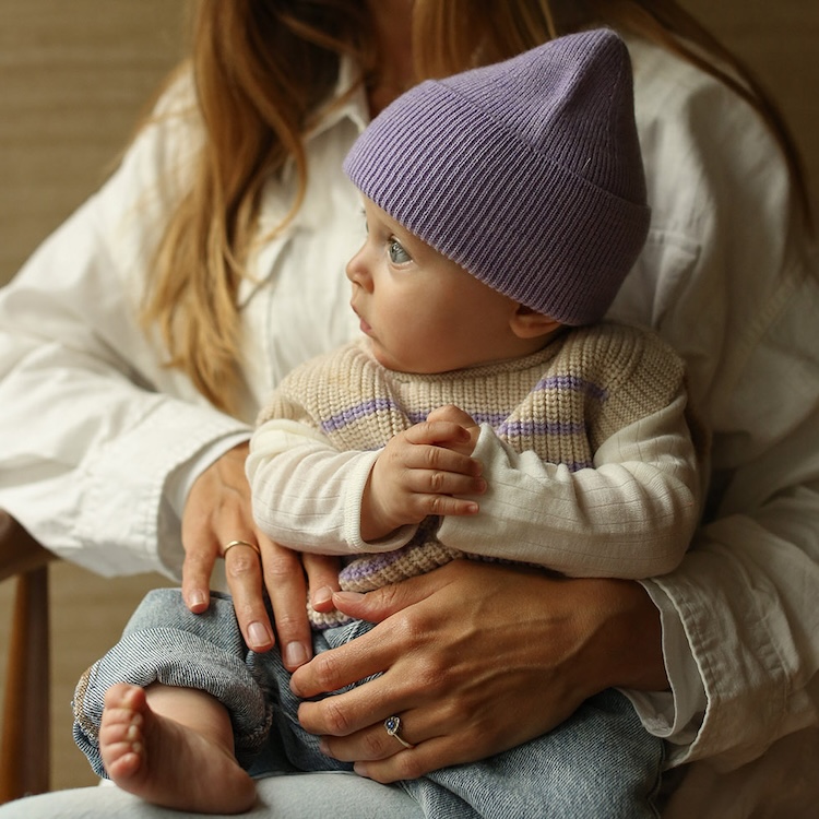 Hvid baby beanie fonzie newborn lilac