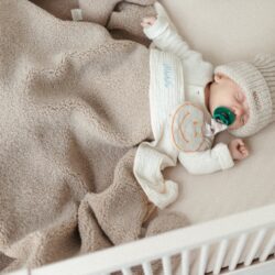 Atelier Pomme ledikantdeken teddy bonjour beige