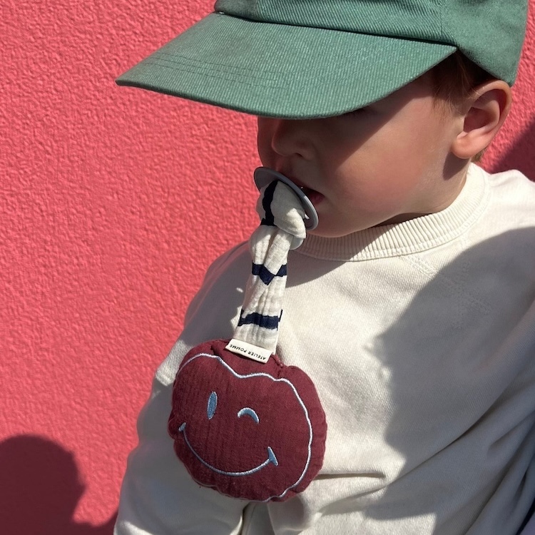 Atelier Pomme speendoekje smiley burgundy boo