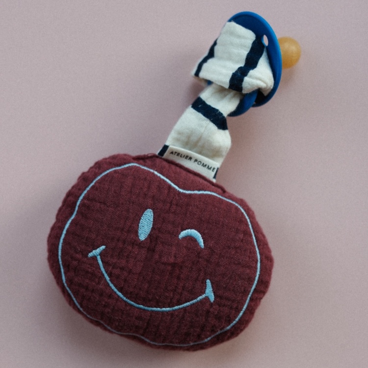 Atelier Pomme speendoekje smiley burgundy boo