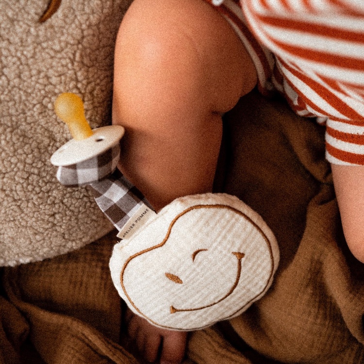 Atelier Pomme speendoekje smiley cosy white