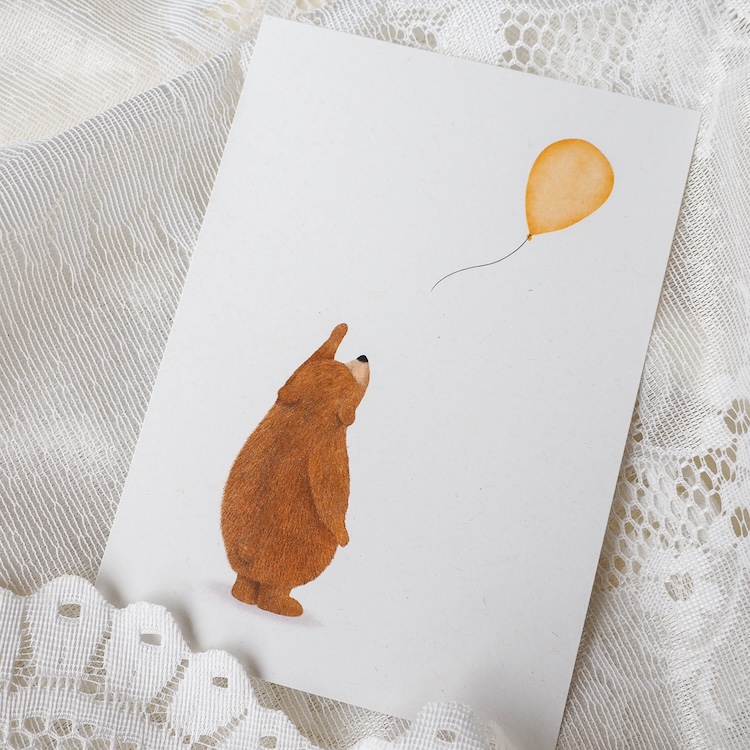 Ansichtkaart beertje met ballon geel getekenddoorzusje