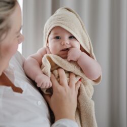 Mushie badcape towel fog beige