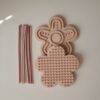 Mushie sensorisch speelgoed bloem pastel