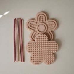 Mushie sensorisch speelgoed bloem pastel