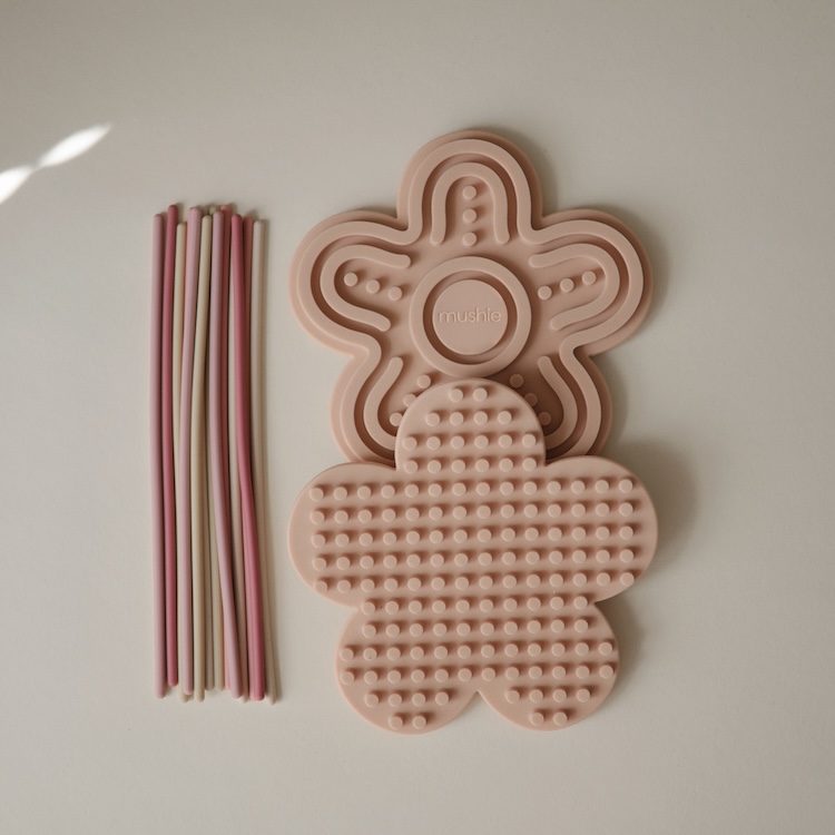 Mushie sensorisch speelgoed bloem pastel