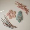 Mushie sensorisch speelgoed bloem pastel