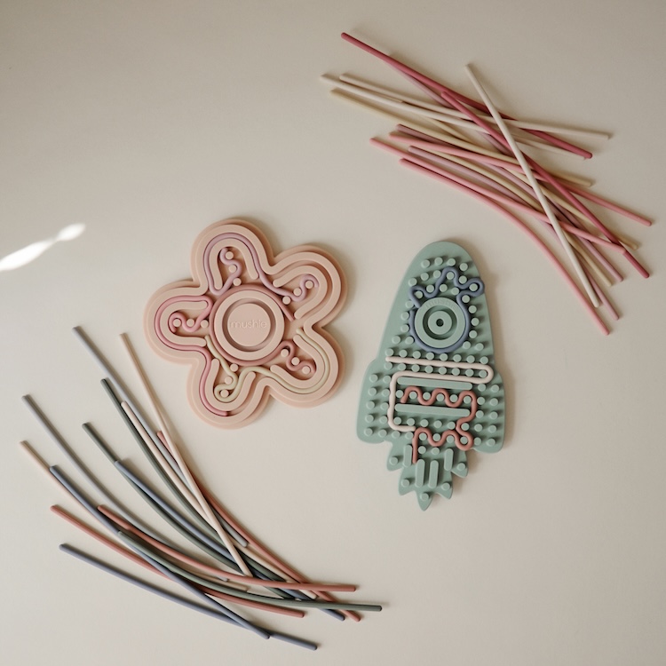 Mushie sensorisch speelgoed bloem pastel